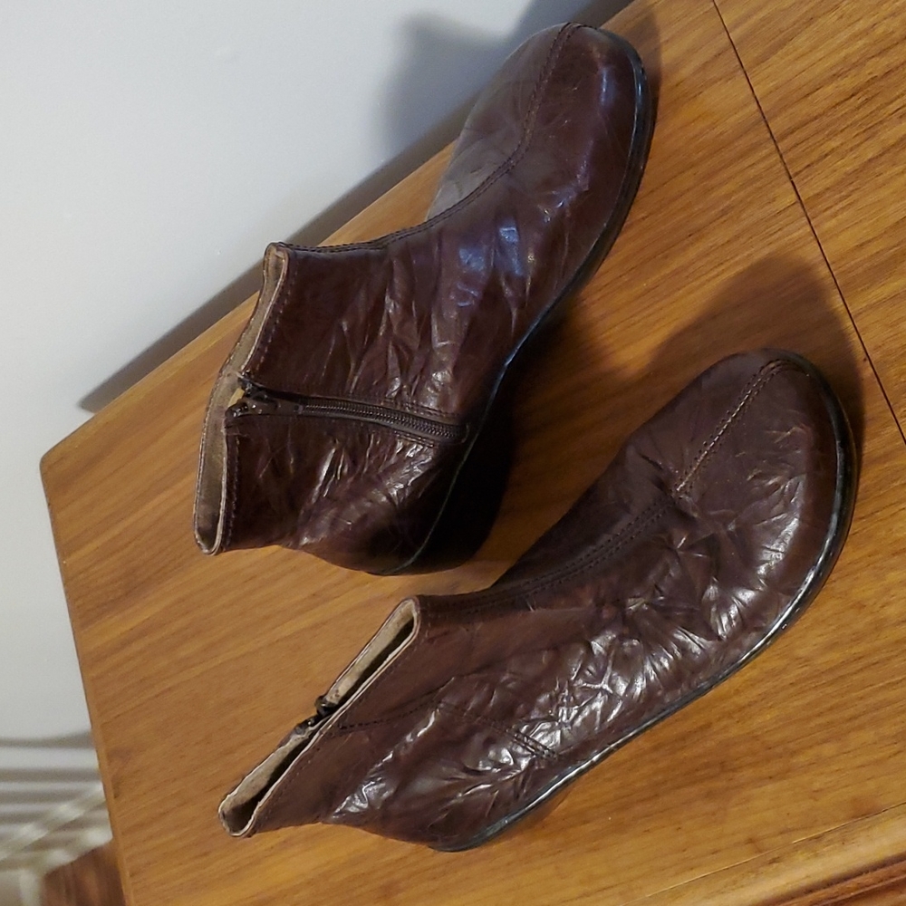 CURATED BY RUA'H KIBRIYA: Brown Embossed Leather Zip Booties EUC